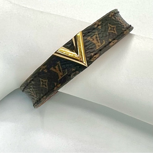 Louis Vuitton Essential "V" Bracelet in Monogram Canvas and Leather - Picture 1 of 11